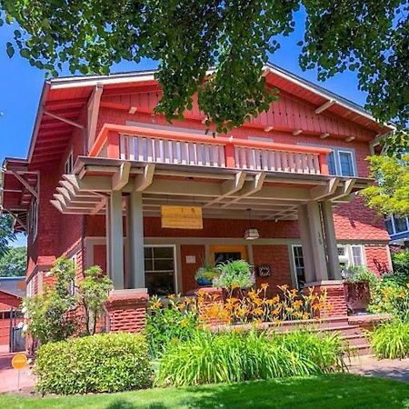 Lady Geneva Bed & Breakfast Medford Esterno foto