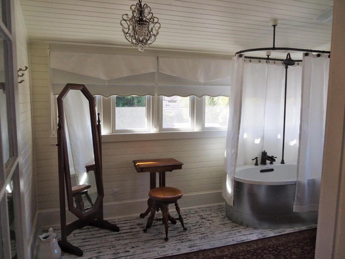 Lady Geneva Bed & Breakfast Medford Esterno foto