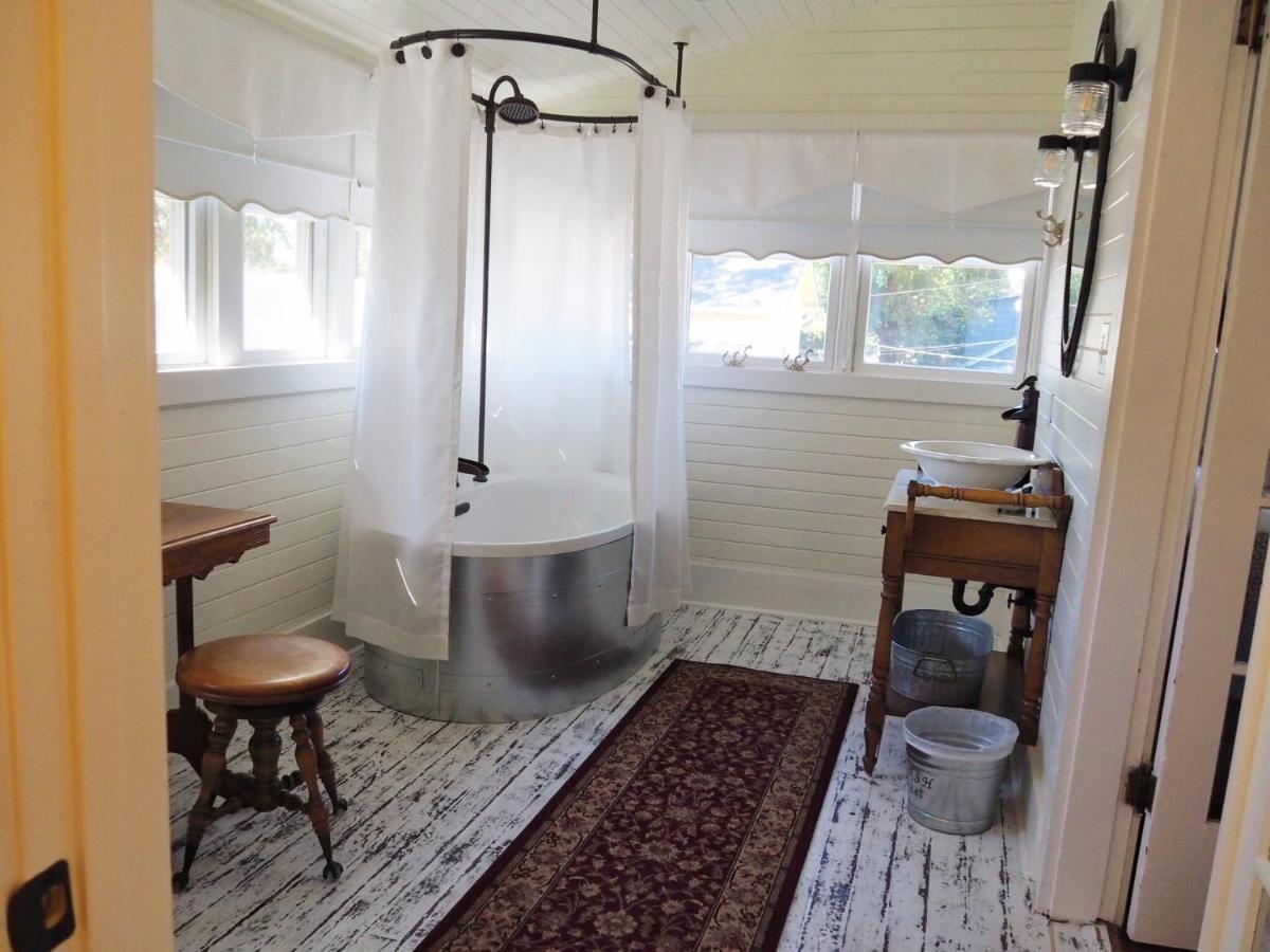 Lady Geneva Bed & Breakfast Medford Esterno foto